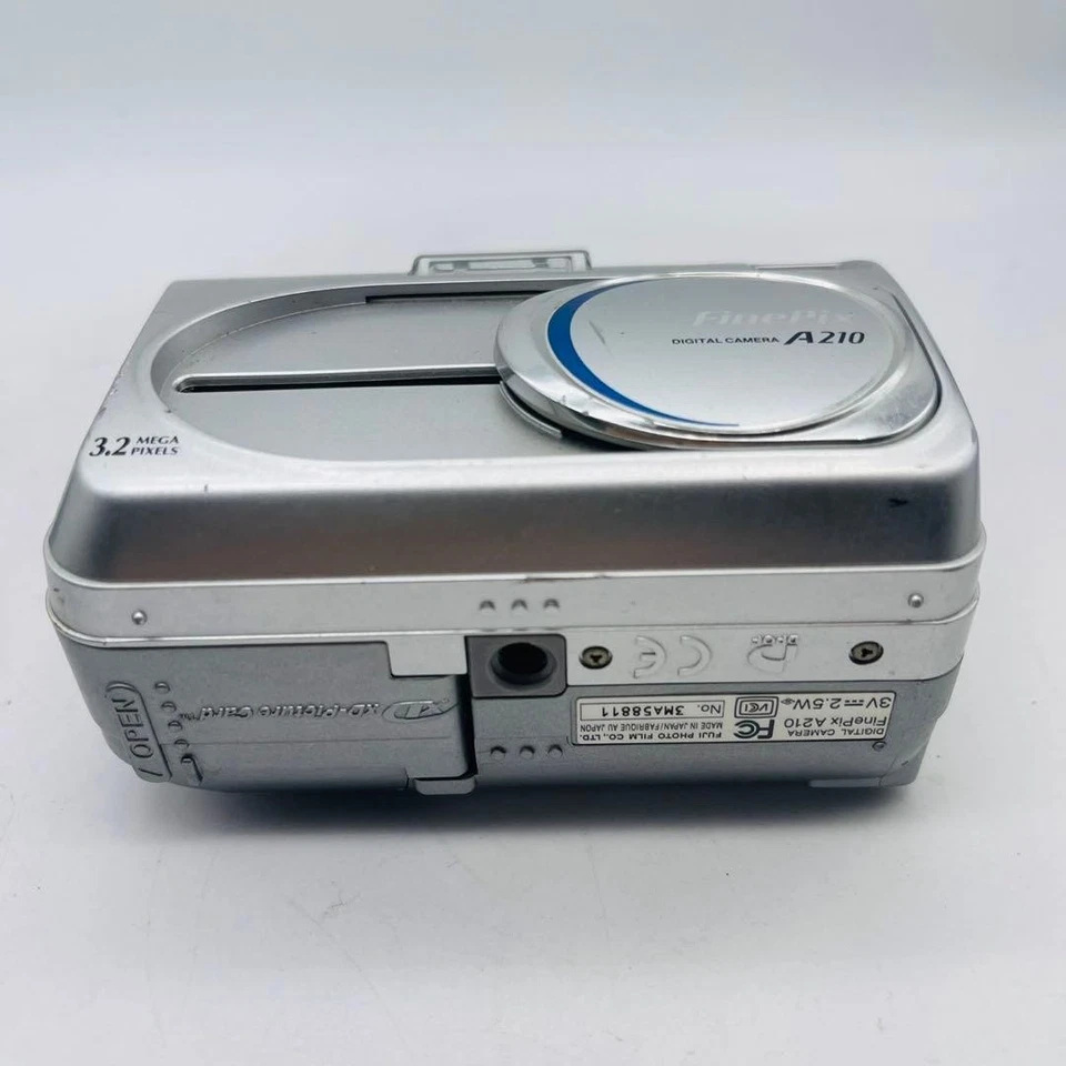 FUJIFILM FinePix A210 Digital Camera 3.2MP Silver Tested Working from Japan - Image 4 of 4
