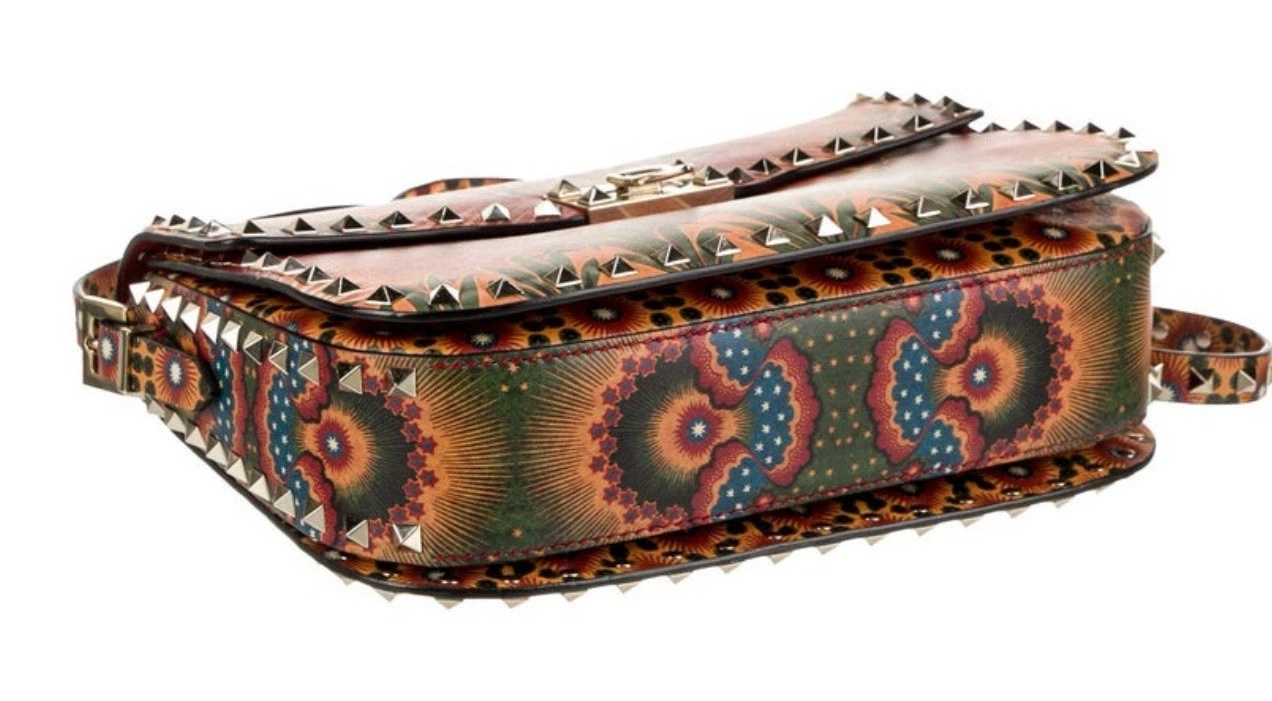 Borsa a tracolla Valentino Rockstud Volcano in pelle di vitello con patta rossa prezzo al pubblico consigliato $4.000