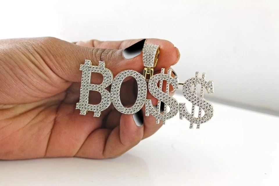 Colgante de cadena BOSS de diamante simulado de corte redondo de 2,80 quilates chapado en oro amarillo de 14 quilates Foto 4 de 4