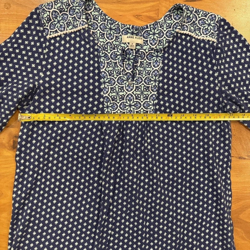 Camisa feminina de algodão Anne Klein gola V azul tamanho M - Imagem 4 de 4