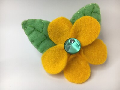 Handgefertigte Filz Blumen Brosche / Anstecknadel Anstecker - orange Blume mit Knopfdetail 