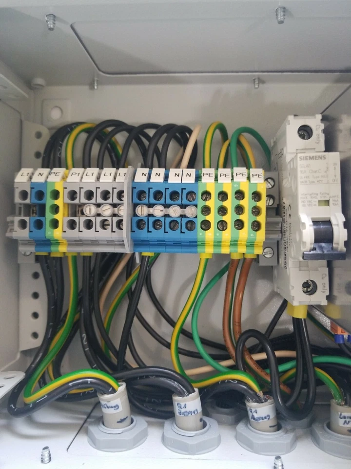 *USADO* CAJA DE TERMINALES RITTAL KL1531 + FUENTE DE ALIMENTACIÓN CAMTEC HSW120 Y SIEMENS  Foto 4 de 4