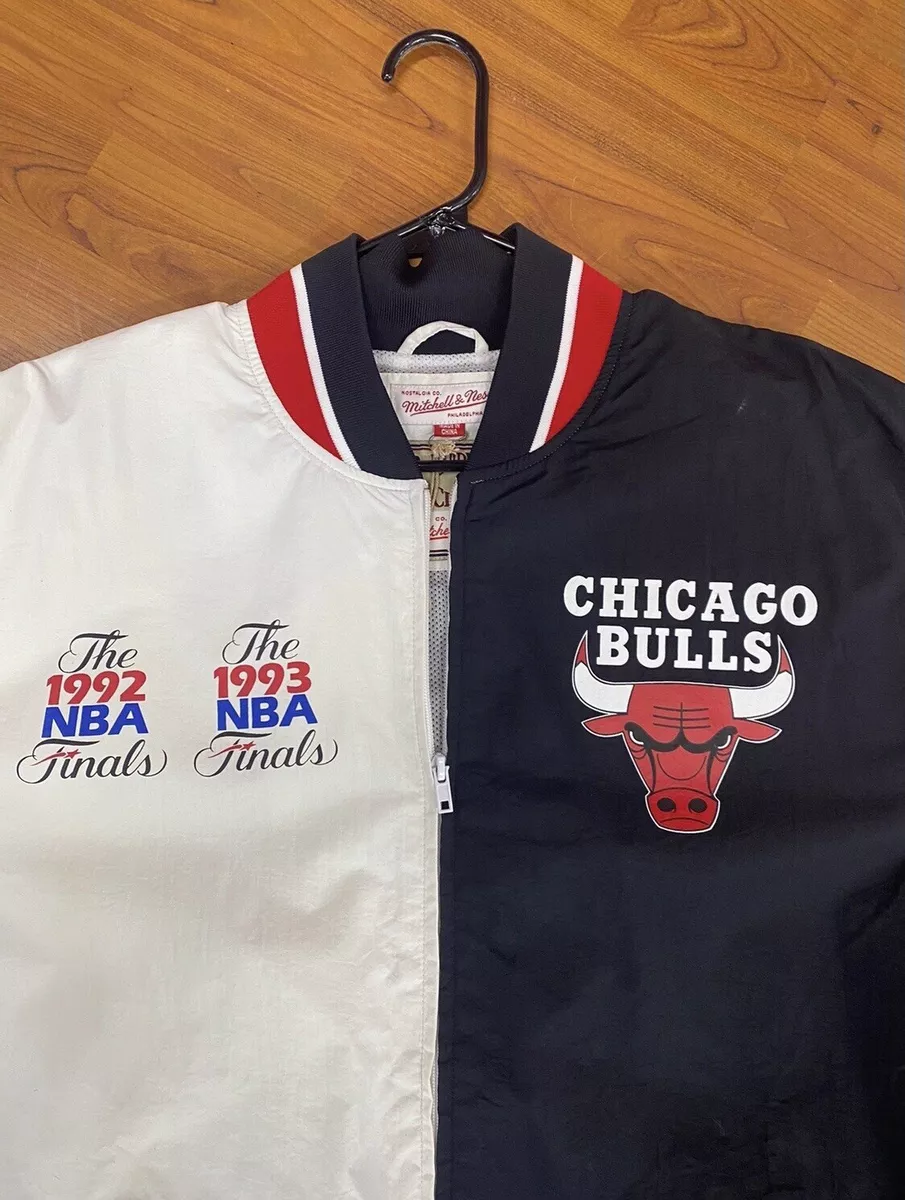 Chicago Bulls Mitchell & Ness NBA Champions Team History Warm Up Jacket  Medium