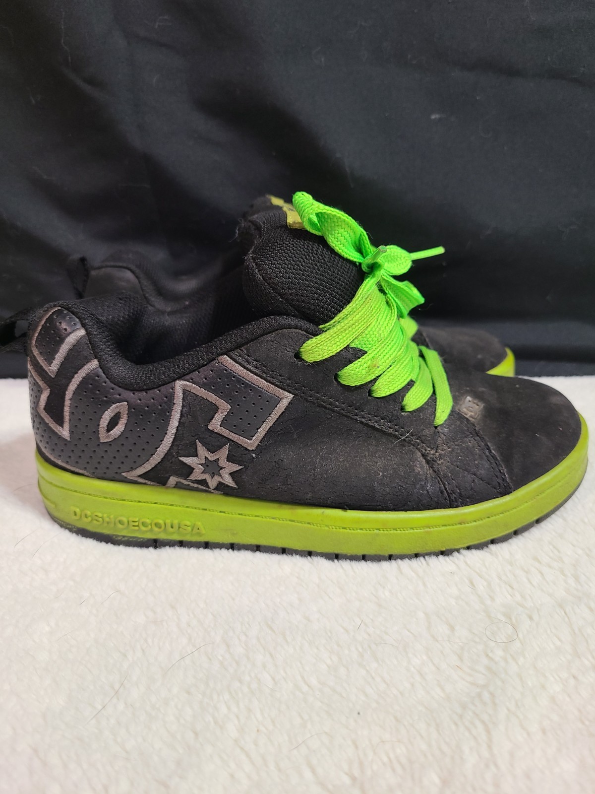 DC Court Graffik Black Youth Skate Shoes Size 3.5 for Boys image 2