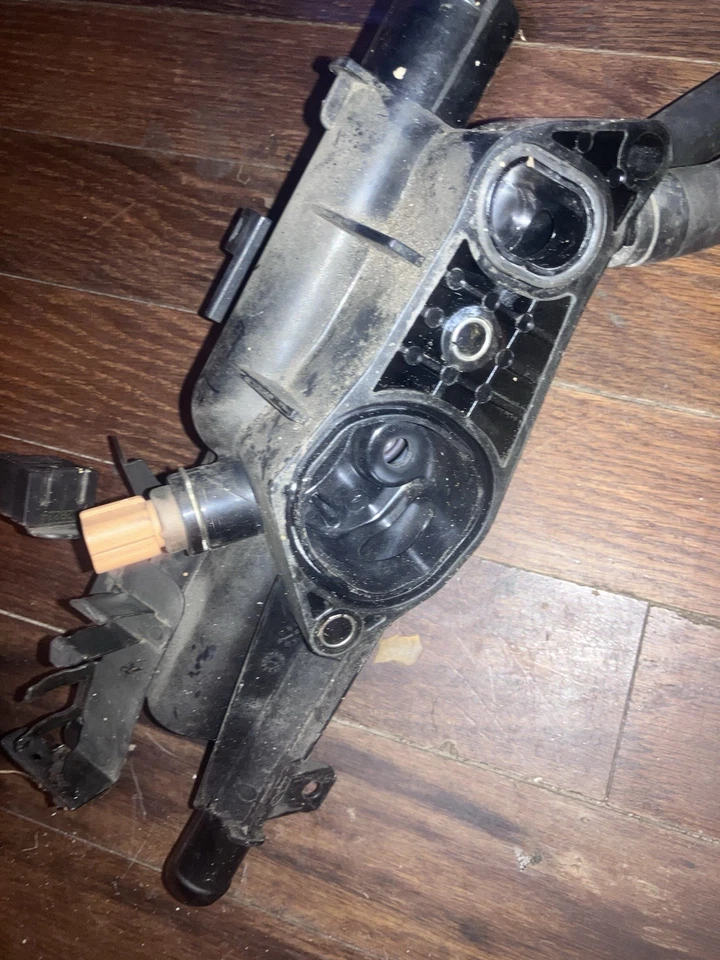 Carcasa termostato Kia Optima 2,0 L 2014-2016  Foto 2 de 4