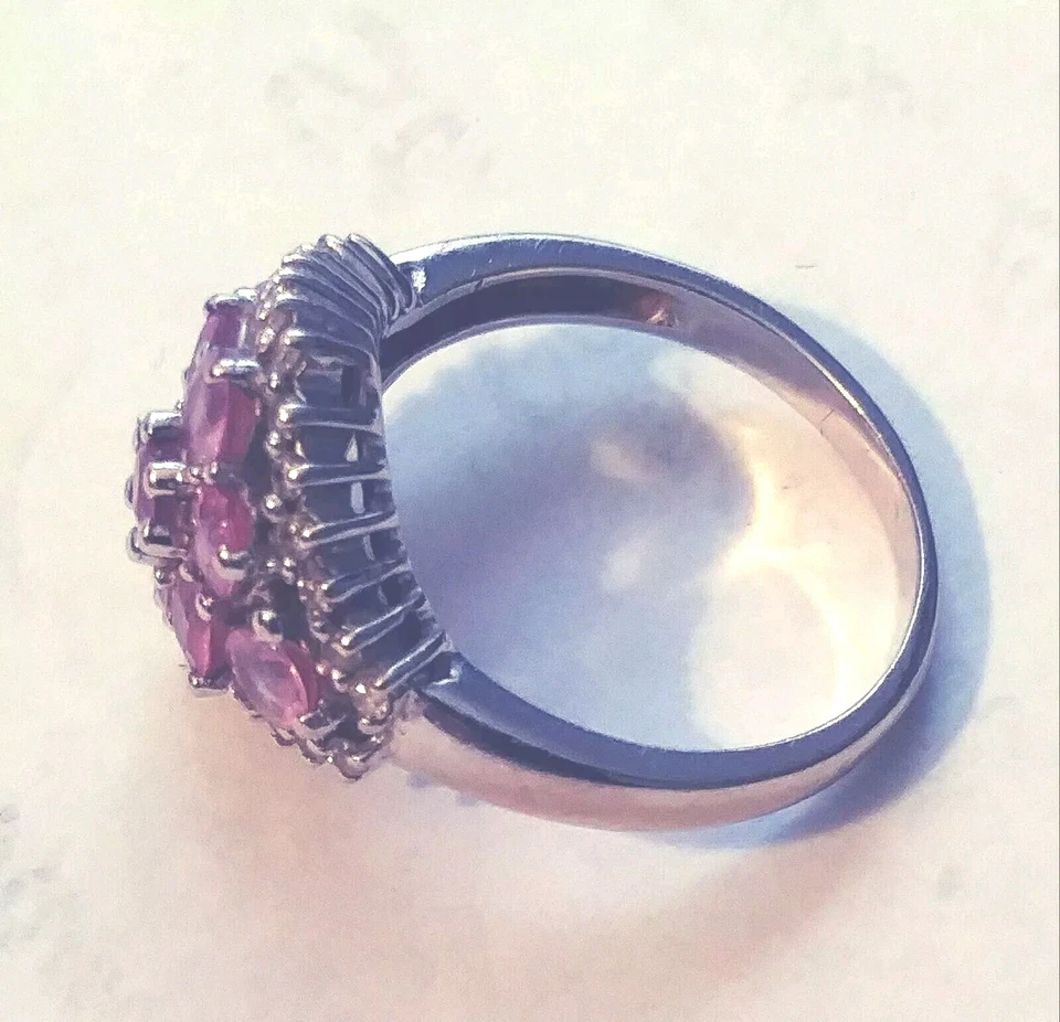 Anillo para mujer de oro blanco de 14K con turmalina rosa rodeado de diamantes Foto 4 de 4