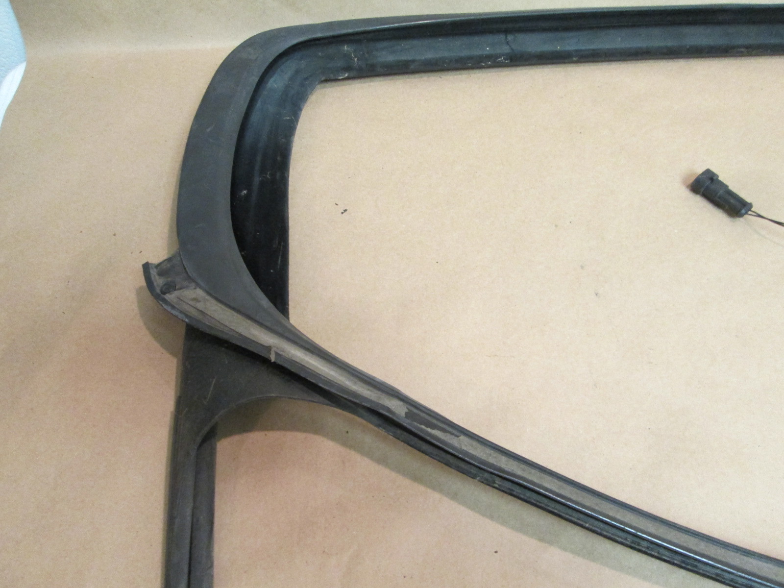 Maserati Quattroporte - RH Rear Door Rubber Gasket / Glass Guide / Sensor