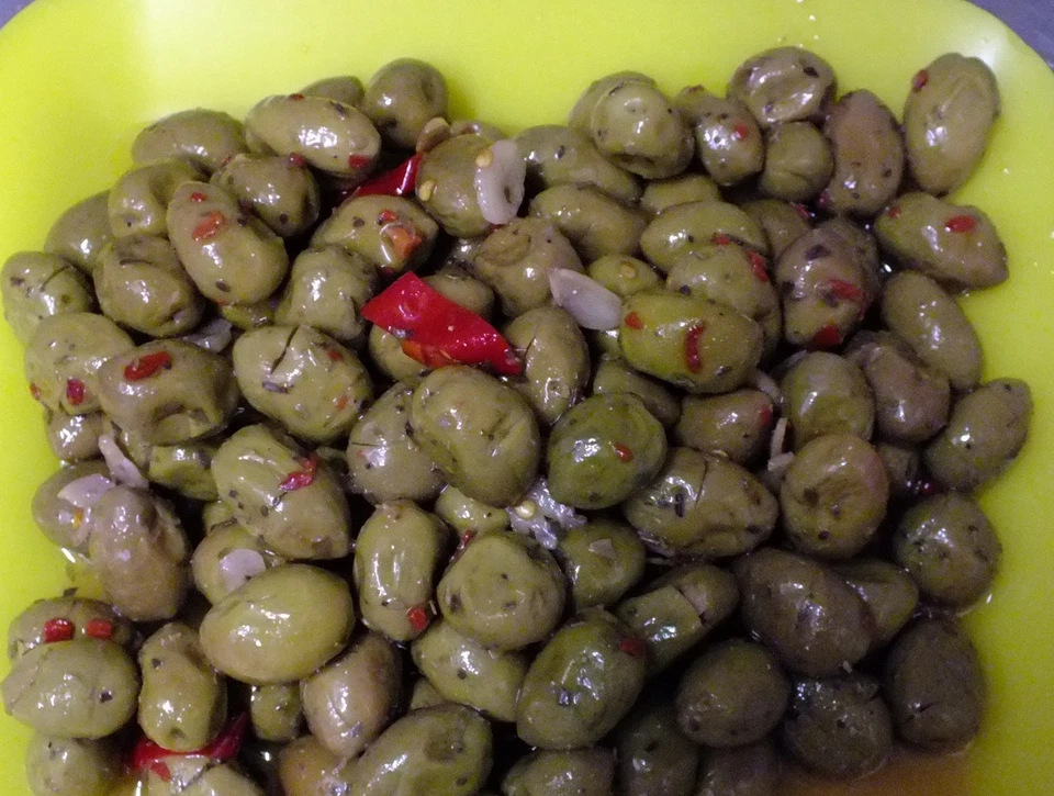 GIURBA olive verdi schiacciate con nocciolo con peperoncino( Sicilia che gusto) 500g