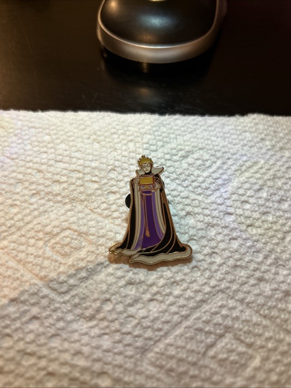 Disney Pin ~ Good vs. Evil: Pin Card Collection - Evil Queen (#48823)    C2