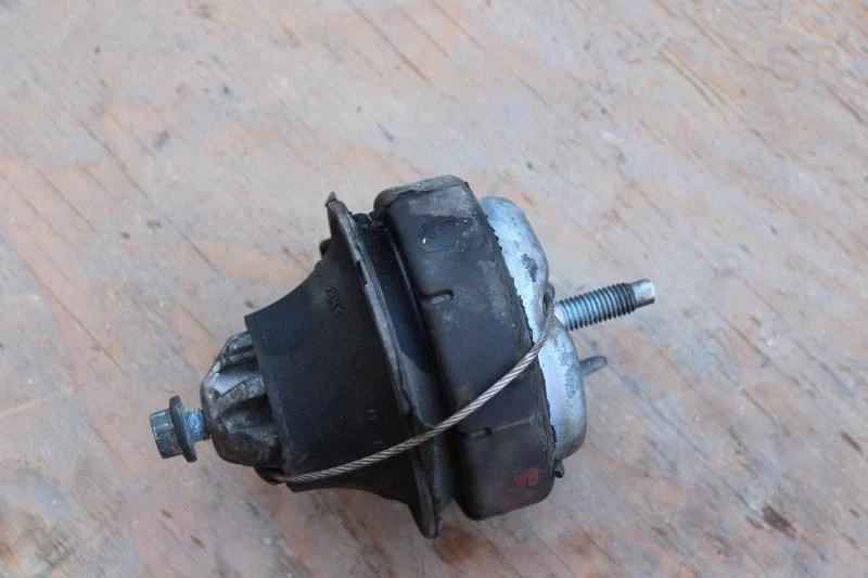 Volvo V70 2005 2006 2007 lado del conductor izquierdo montaje motor 2,4 L Foto 2 de 4