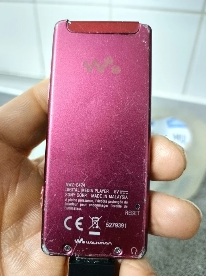 Sony Walkman NWZ-E474 8GB Digital Media Player With FM Radio - PINK - Image 4 of 4