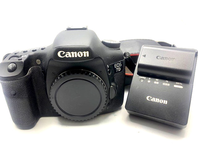 Canon EOS 7D Digital SLR 20.9MP Camera Body Only-Used