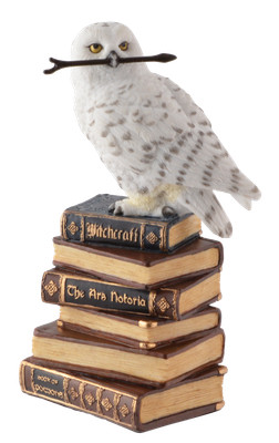 Dekofigur Cat Zauberschneeeule mit Zauberstab auf Büchern 14 cm Figur Hexe