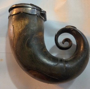 NICE 19th C. SCOTTISH RAM'S HORN SNUFF MULL, SILVER DECORATED TOP, c. 1800s