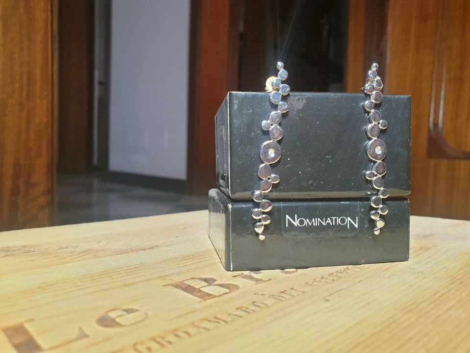 Orecchini Nomination lunghi circa 3cm e rigidi. Color argento, con una pietrina - Immagine 2 di 3