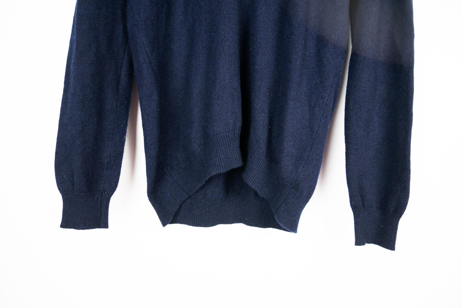 Maglione SAINT LAURENT PARIS profondo scollo a V cashmere blu navy nero pelle gomito L