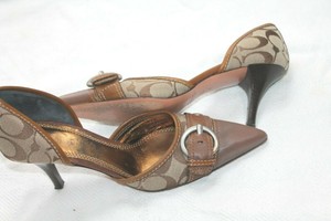 coach signature pumps