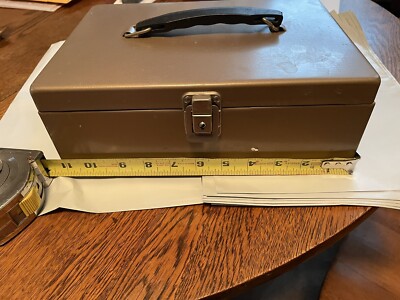 METAL MONEY OR SPECIAL PAPERS BOX HAS KEY BUT CAN'T FIGURE OUT HOW TO LOCK VINT