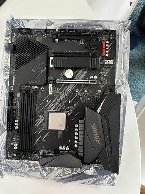 AMDRyzen 9 5900X und einem Gigabyte AORUSMainboard (AM4).