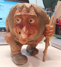 Rara statuina troll vintage Anton Sveen metà secolo intagliata a mano in legno di betulla, Norvegia
