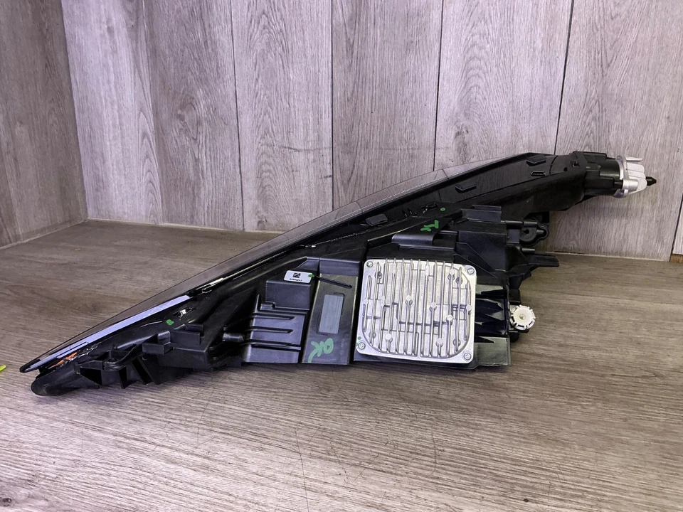 # 2025 Chevrolet Corvette FARO DERECHO LADO PASAJERO LED OEM 85869227 Foto 3 de 4