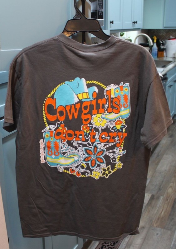 Girlie Girl T-Shirt - Cowgirls don't cry -  Size Medium NEW