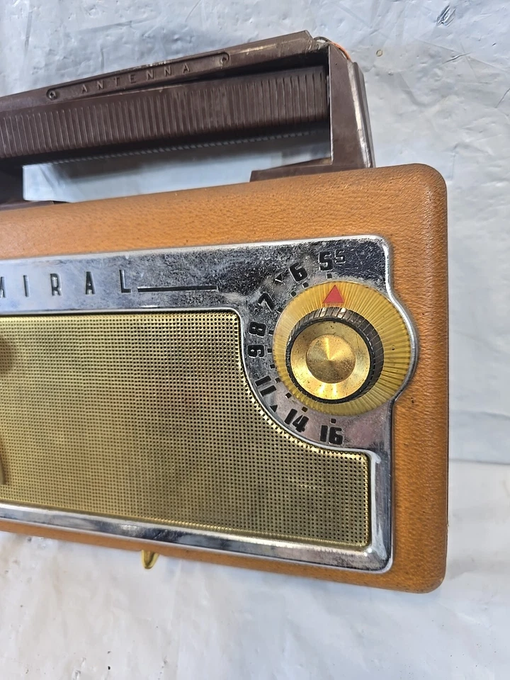 Admiral Modelo 217 1957 Doble Potencia Portátil 4 Tubos de Aspiración Radio AM Marrón Funciona Foto 3 de 4