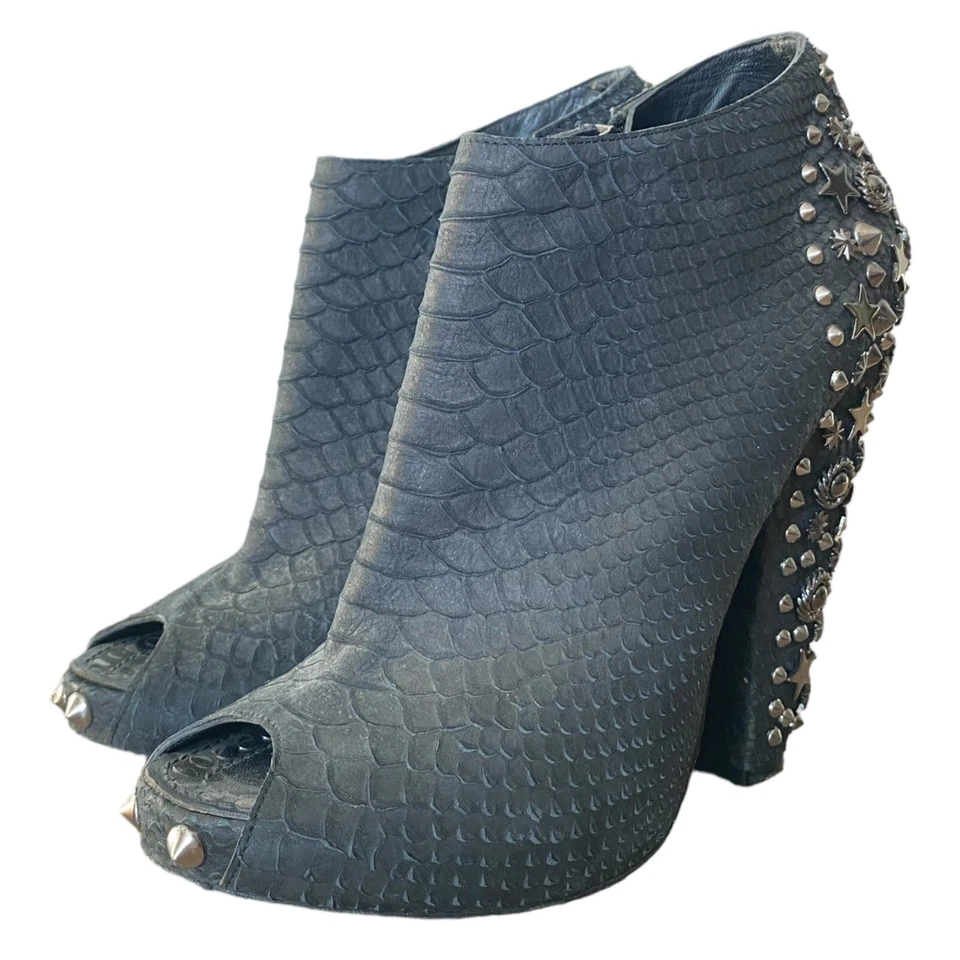 Botines GIVENCHY de cuero pitón negro con tachuelas punta abierta, talla 38 Foto 3 de 4