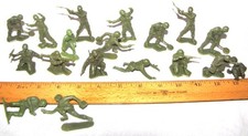 Marx 16 2 damaged WWII Battleground playset US GIs toy soldier figures