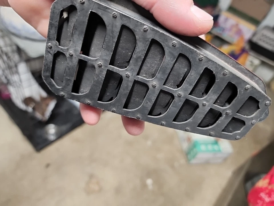 Chevrolet Camaro 1968-1969 puerta Jamb Vent usado OEM pieza vintage GM 7738668 Foto 2 de 4