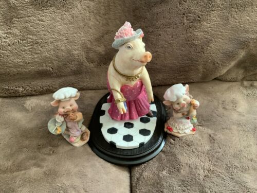 3 Figurines Vintage Céramique Cochon dans un Chapeau et Robe Rose Cochon Chef 8" de Haut - Photo 1 sur 15