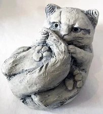 VTG Stone Bunny Playing Cat Hide-a-Key Garden Decor Telle M Stein 1997 5"