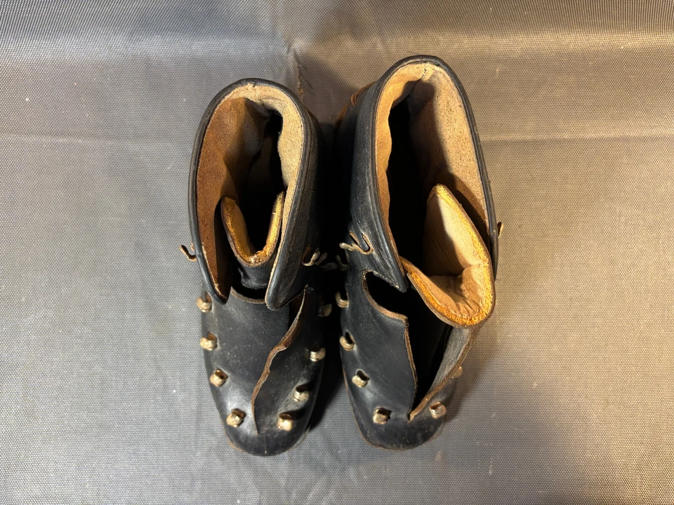 Ancienne paire chaussures de ski en cuir FIT SPORT GRENOBLE déco chalet montagne - Photo 3/4