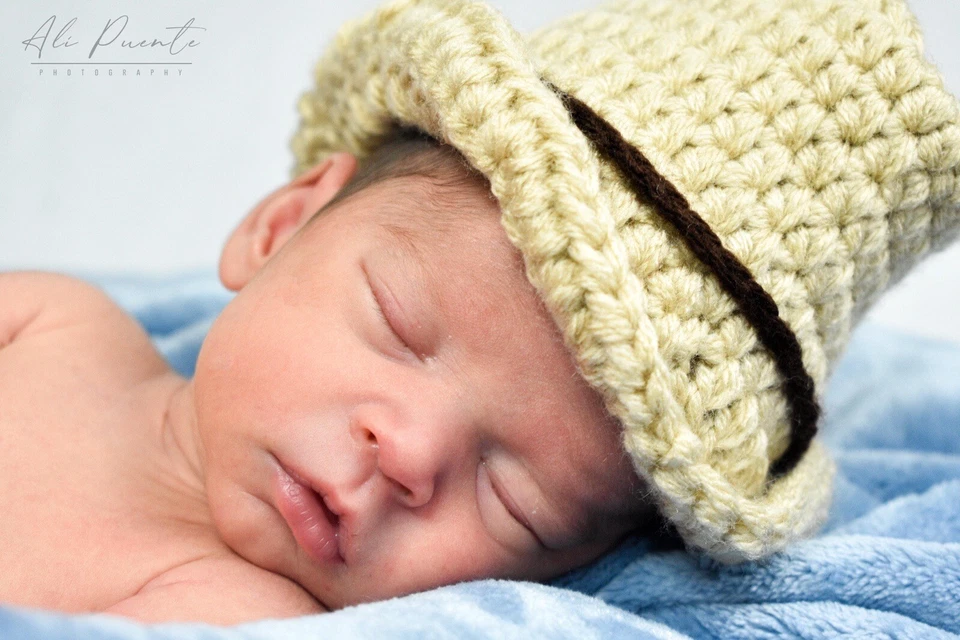 Fotografía de vaquero de ganchillo para bebé recién nacido utilería Foto 3 de 4