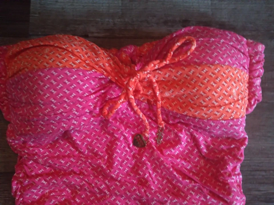 Nuevo $189. Traje de baño Juicy Couture MEDIANO de una pieza con cinturón retorcido para hermana Foto 2 de 4