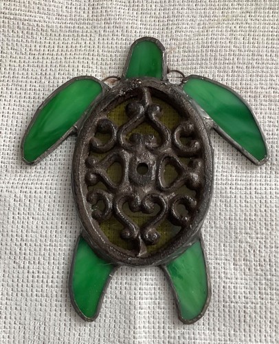 STAINED GLASS HANDCRAFTED GREEN TURTLE WITH ANTIQUE BRASS FIXTURE 5”X 4.5” NEW - Picture 3 of 5