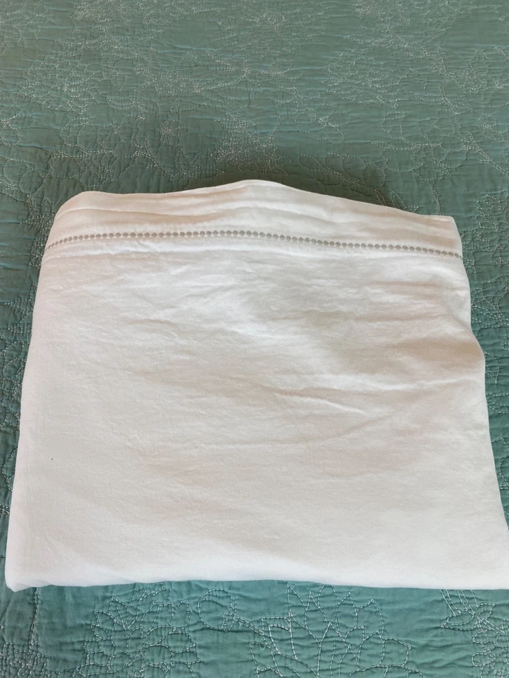 Sábana plana Vera Wang Queen con acento bordado blanco con costuras grises de lujo Foto 2 de 4