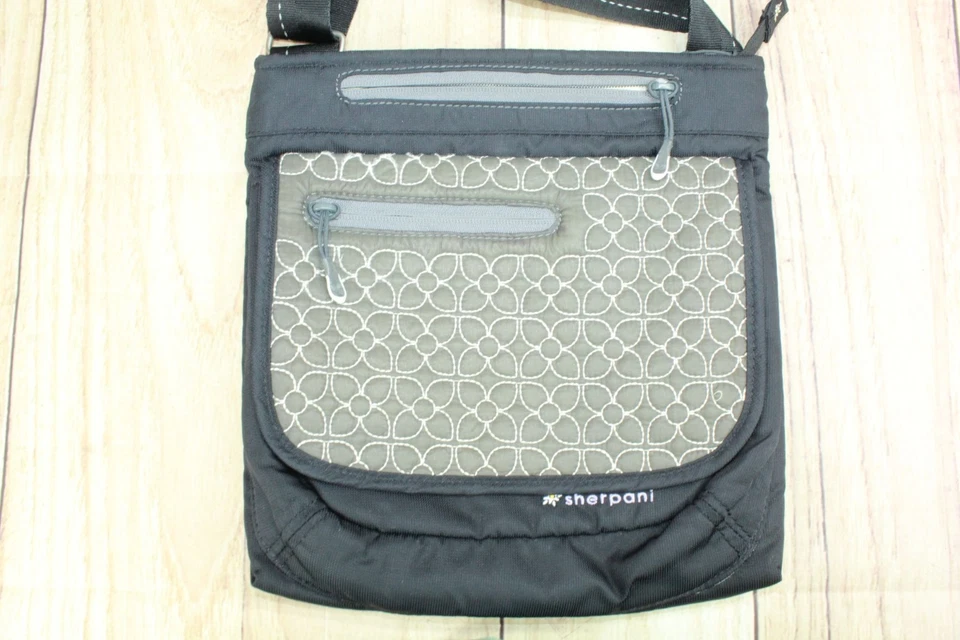 Bolsa carteiro Sherpani feminina Jag LE tiracolo náilon preta - Imagem 2 de 4