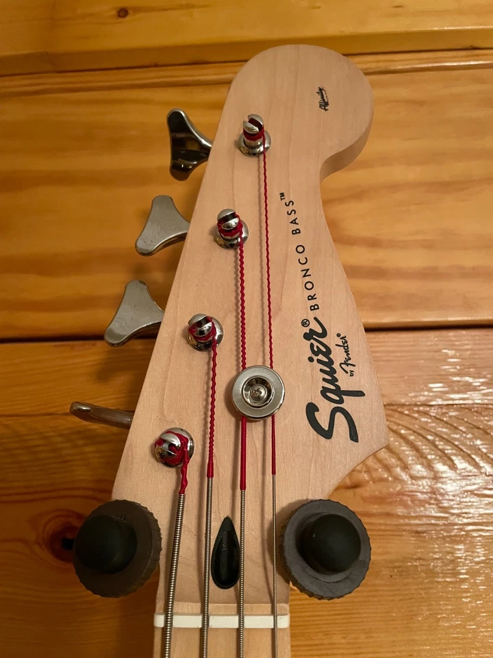 Squier by Fender Bronco 2008 - Red W/Road-Runner Case MINT! - Image 3 of 4