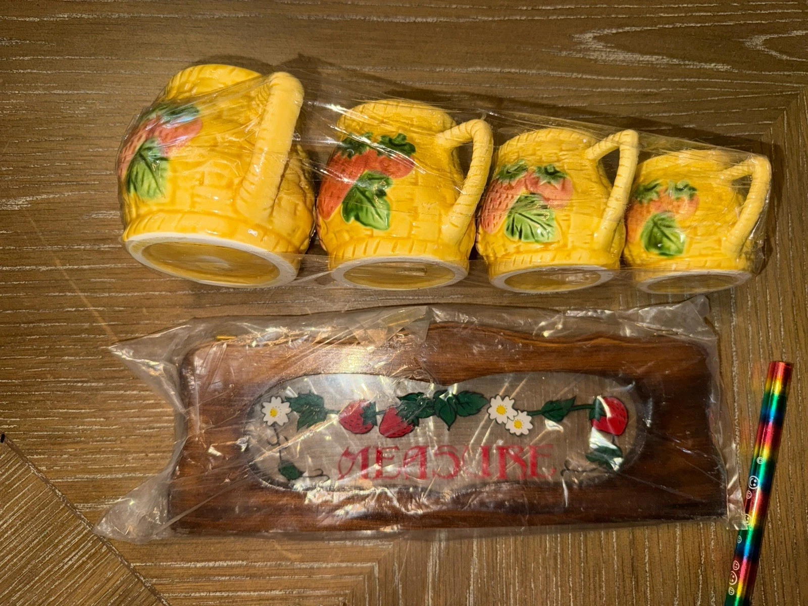 New Vtg. strawberry measuring cups & wall hanger farmhouse kitchen charm Taiwan