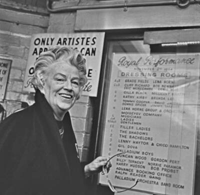 British actress and comedian Gracie Fields at London Palladium 1960s OLD PHOTO
