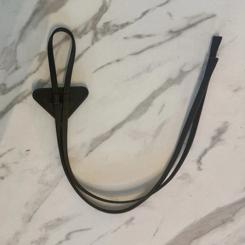 Gravata Bolo de Couro PRADA Saffiano Preta - Logotipo Triangular - Imagem 2 de 3