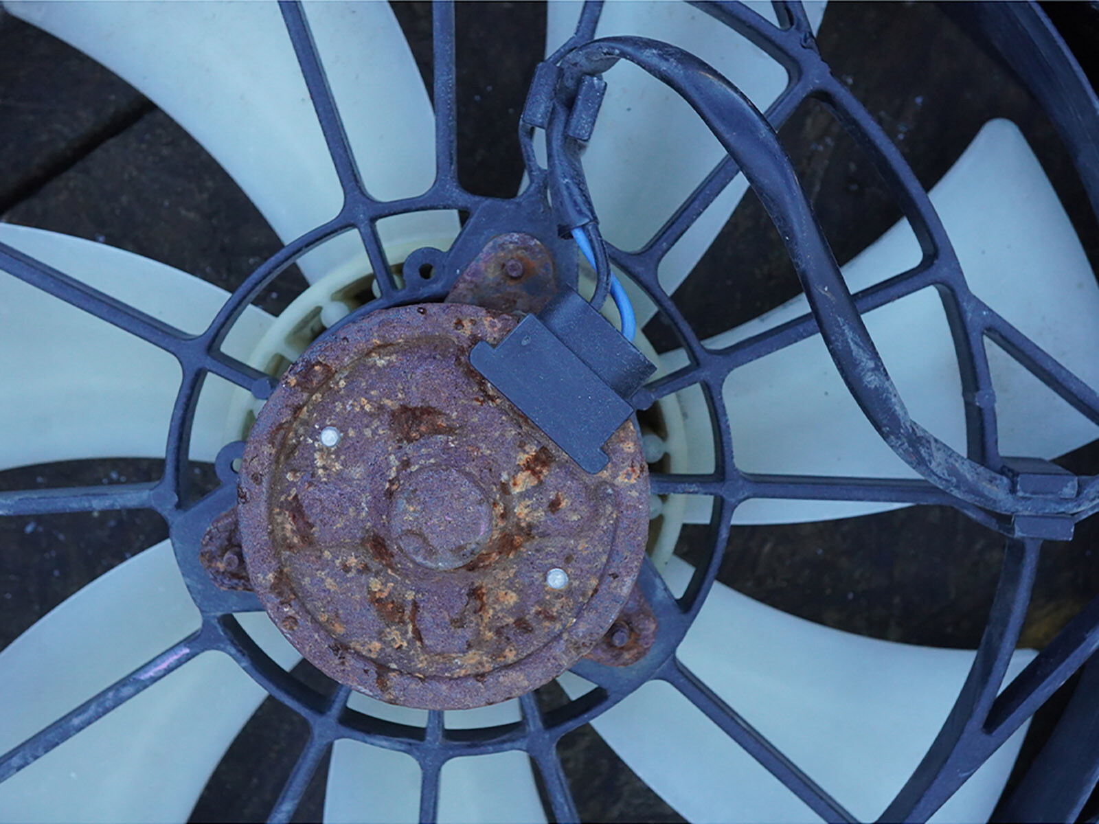 2000 2005 Toyota Celica Fan Shroud Electric Assembly Cooling Radiator