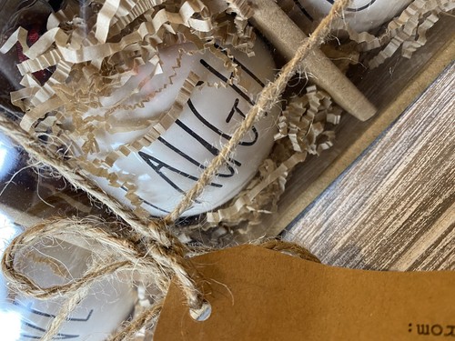 Rae Dunn Boxed LIVE LAUGH & LOVE SET DI 3 DECORAZIONI NATALIZIE IN CERAMICA ๐ - Foto 3 di 5