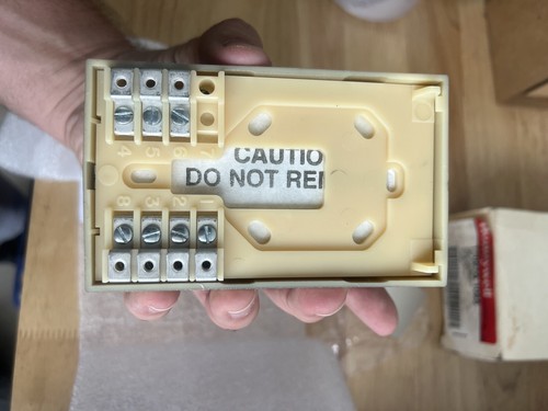 Honeywell / Lennox T7067A1065 Electronic Thermostat, Thermostat Only T7067A 1065 - Picture 12 of 24