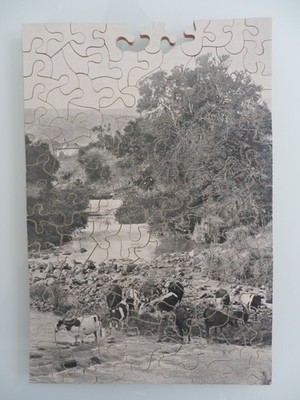VINTAGE SEPIA GETÖNTES HOLZPUZZLE - VIEHÜBERQUERUNG FLUSSSZENE - 2 Teile fehlen