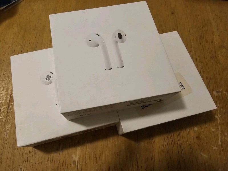 Apple AirPods 2nd Generation with Charging Case - White For Parts 