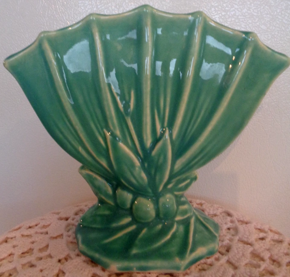 VINTAGE ORIGINAL MCCOY LEAVES & BERRIES FAN VASE TURQUOISE GRRENISH BLUE (chip) - Image 3 of 4