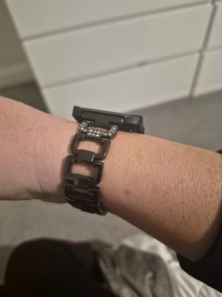 Fitbit Versa 38mm Black Metal Case, Heart Rate, Metal Band, 4GB iOS/Android, photo 3 of 5