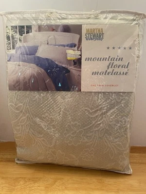 Martha Stewart (2001) Mountain Floral Matelasse Twin Bed Coverlet, Clover, New - Image 1 of 4